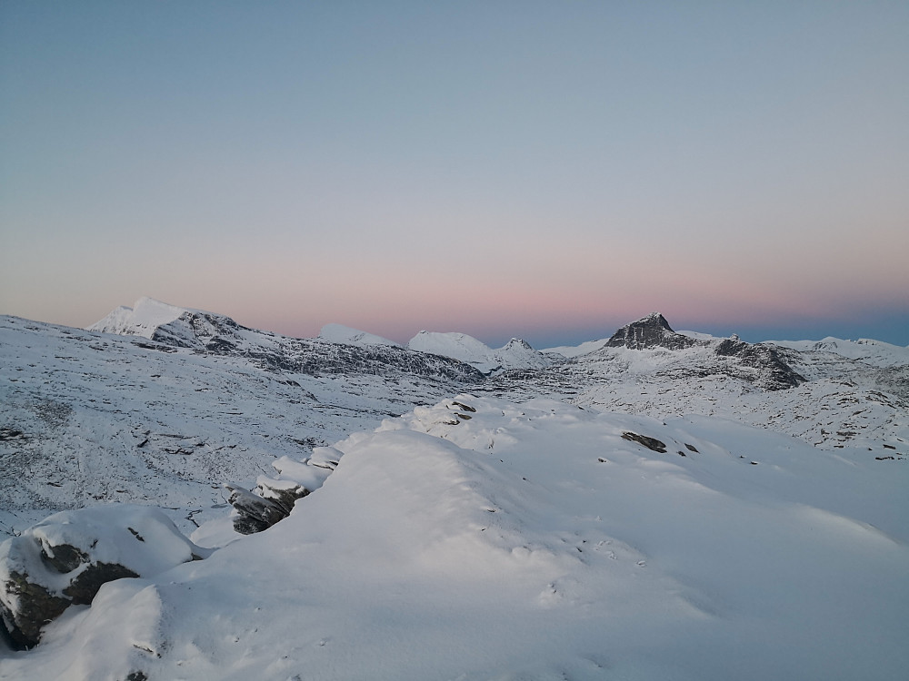 Skittendalstind, Pugdalstind, Grindalstind, Villdalsfjellet og Niingen