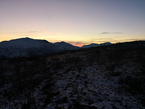 På tur oppover, mot Setertinden, Skitnesskardtinden, Jakobstinden og Rundfjellet