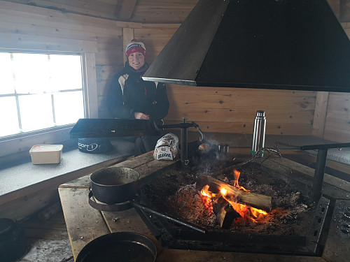 Inne i grillhytta