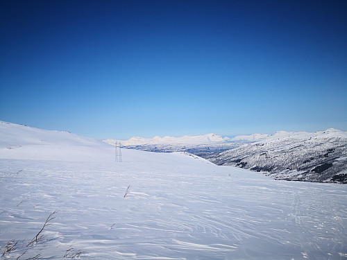 Utsikt frå omlag 700moh; mot fjell i Skånland