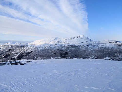 Utsikt frå om lag 700moh mot Fagernesfjellet og Beisfjordtøtta