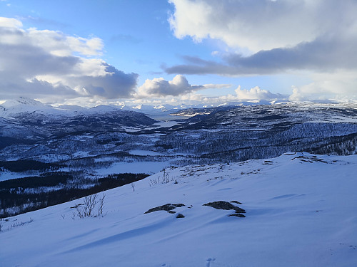 Utsikt frå vardane på om lag 480 moh mot Kvæfjord