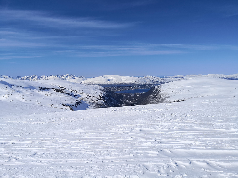 Tromsdalen, med Tromsøya og Kjølen på Kvaløya bak