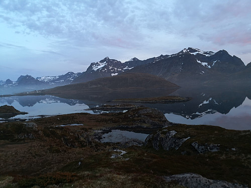 Moberget foran høgare fjell fråGeitøya
