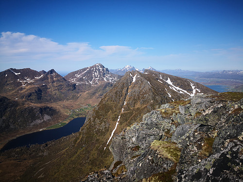 Middagstinden, Okstinden, Stornappstinden og Himmeltindan bak Litle og Store Klauva frå Digertinden.