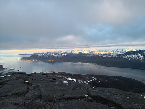 Frå Kjerstadtinden mot Tjeldsundet og fjell i Lødingen