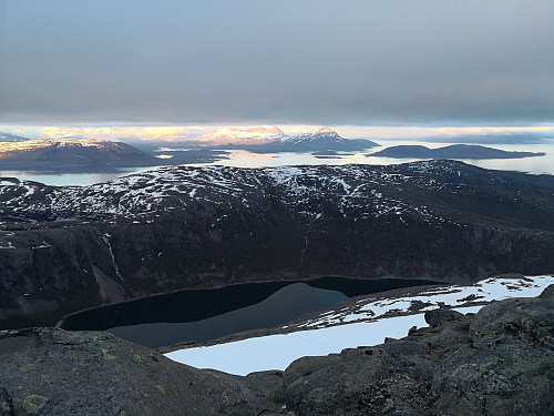 Frå Kjerstadtinden mot Kjerfjorden og Raudurdtinden. Ballangen bak