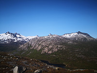 Utsikt tidleg på turen. Frå venstre: Ryfjella, Bukketinden, Nordøstre Bukketinden, Bukketinden øst bak Langosfjellet og til høgre er Årnipen