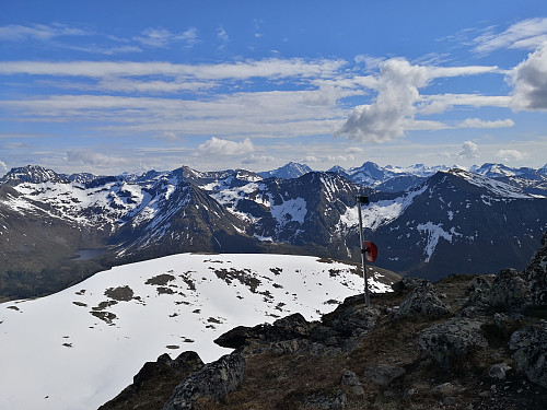 Utsikt frå Kvalsauktinden. Mykje fjell i Vesterålen og på Hinnøya