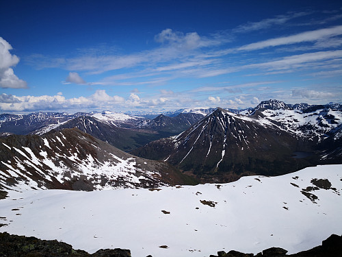 Utsikt frå Kvalsauktinden. Mykje fjell i Vesterålen og på Hinnøya