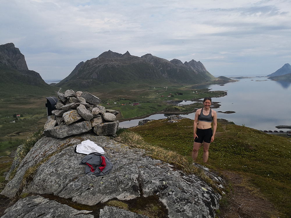 Kristine på toppen av Kråkbergfjellet, med gårdagens toppar bak