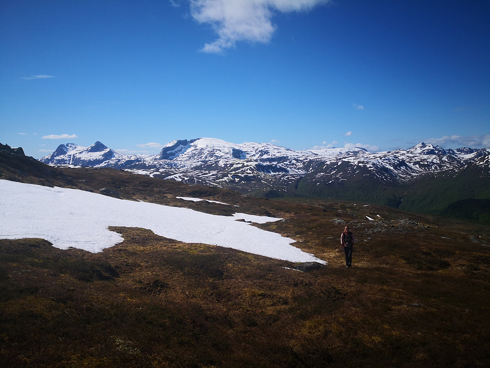 Kristine på veg oppover mot Kongsviktinden. Fiskefjordtindan, Snøtinden og Reinsfjellet i bakgrunnen