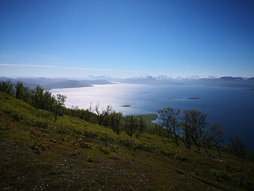 Utsikt tidleg på turen. Setertind på Hinnøya midt i bilde