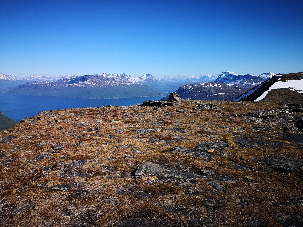 På fortoppen 874moh. Grovfjordfjell til venstre og Novafjellet til høgre