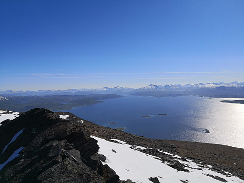 Utsikt frå Rolla; Hinnøya til høgre, Tjeldøya i midten og fastland til venstre