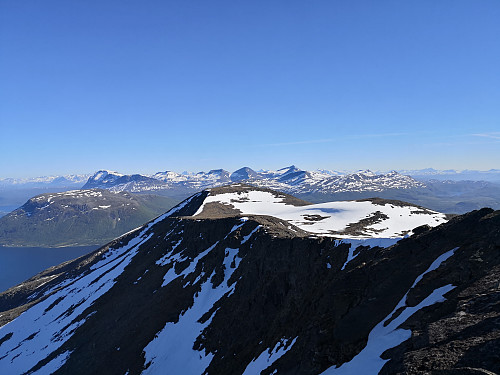 Utsikt frå Rolla; mot Skånlandsfjell; Novafjellet, Slettfjellet, Villdalsfjellet, Grindalstinden, Pungdalstinden og Skittendalstinden