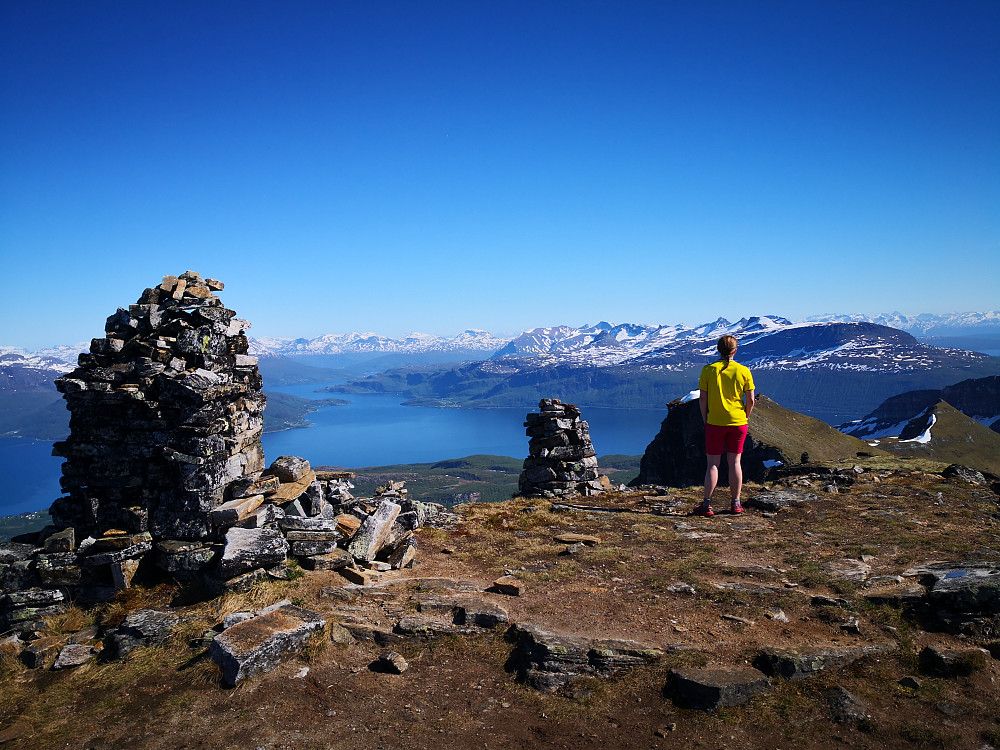 På Stortinden på Drangen. Grovfjordfjell bak