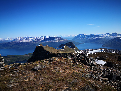 Utsikt frå Stortinden; sørover Drangen mot Sula. I bakgrunn er Grovfjordfjell til venstre og Skånlandfjell til høgre