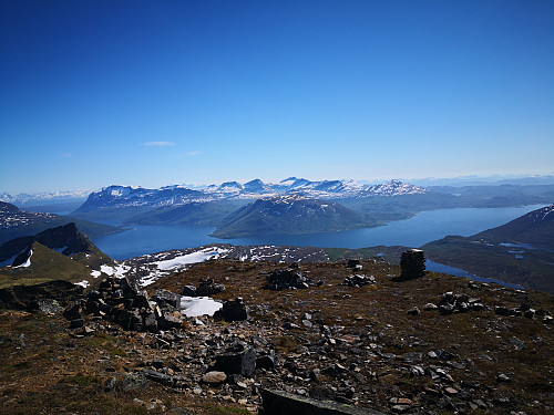 Utsikt frå Stortinden; mot Skånlandfjell. Svellen foran Novafjellet, Grindalstinden, Pungdalstinden og Skittendalstinden