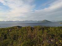 Mot Øksfjordhalvøya og Haukøya