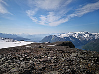 Øksfjordhalvøya til høgre, Kvænangstindan til venstre, Laukøya og Arnøya i midten