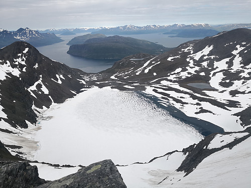 Mellom Uløytinden og Blåtinden, ned mot Isvatnet