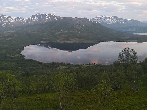 Elveskardtinden speglar seg i Tårnvatnet. Fagerfjellet til venstre og Kistefjellet til høgre