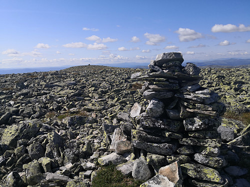 Frå toppvarden på Gråvorden mot varden sørvest for toppen