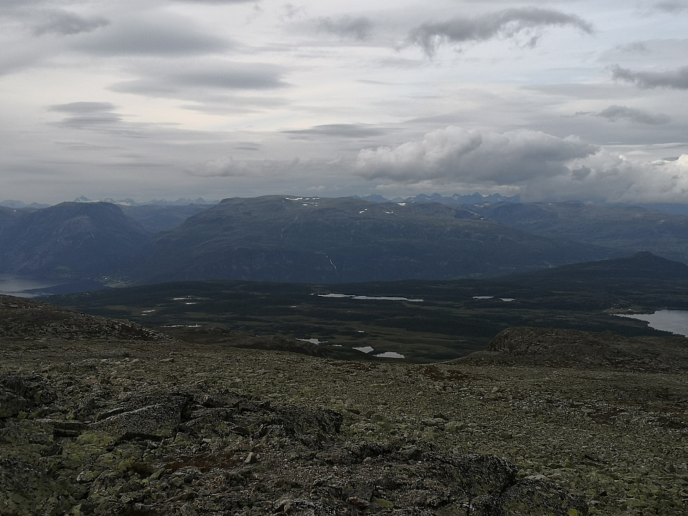 Storslått utsikt frå Gilafjellet. Vangsmjøse til venstre i bilde, med Skutshorn bak og Vennisfjellet til høgre. Bak Skutshorn ses Sørvest-Jotunheimen med mellom anna Uranostinden. Til høgre for Vennisfjellet ruver Gjendealpane med mellom anna Mesmogtinden og Store Knutsholstinden