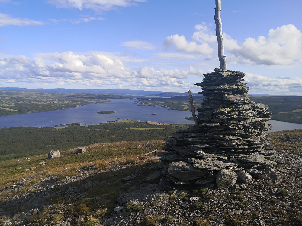 Varde på Bukonefjellet, med utsikt mot Storfjorden/Flyvatnet