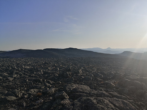 Utsikt frå Skutshorn nord; mot vest og nordvest toppane