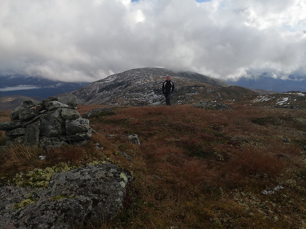 Kristine på veg opp til Høgafjellet, med Valafjellet bak