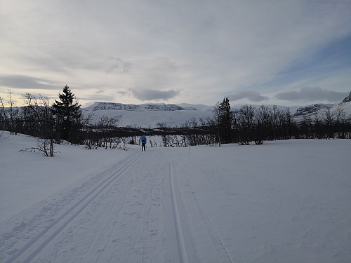 På veg rundt Langehovda, mot Smådalsfjellet forran Rankonøse
