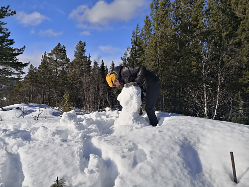 Kristine bygger snømann