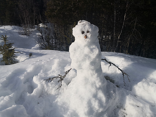 Snømannen stod der fortsatt