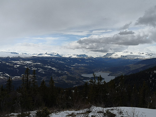 Kvithovd, utsikt vest, mot Grindane, Bergsfjellet, Hugakøllen og Vennisfjellet