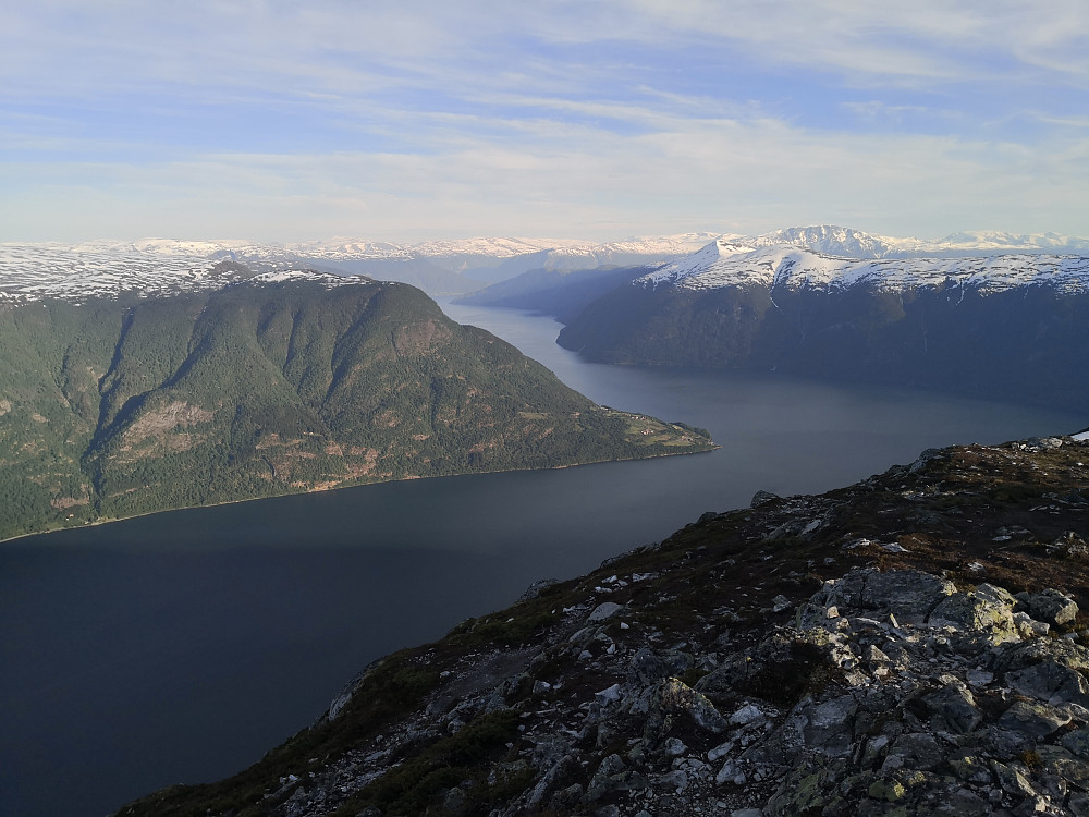 Mot Lustrafjorden og Urnes