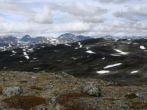 Mjølkedalstinden og Sjogholstinden frå Skølten