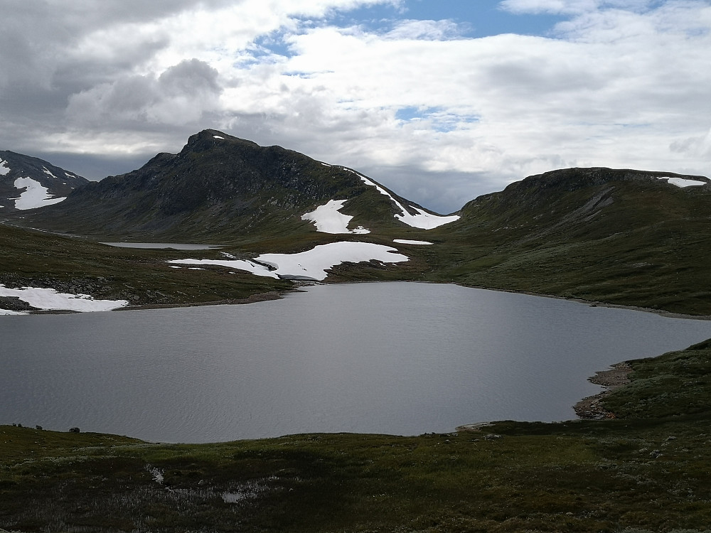 Sendebotttjernet og Store Sendehornet. Snøen på nedre del av ryggen var ein perfekt akebakke