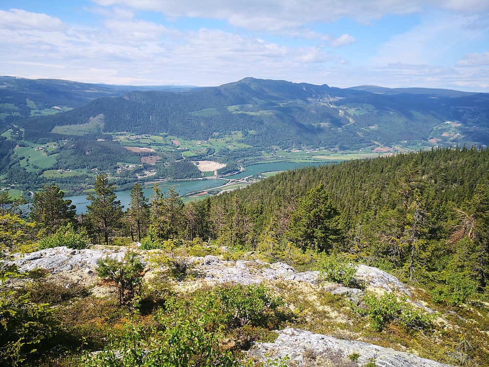 Mot Lågen og Fåvang, med Segelstadkampen og Kvitfjell bak