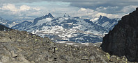 hansi_stølsnostind,_falketind_og_hjelledalstind_fra_store_soleibotntind_1.jpg