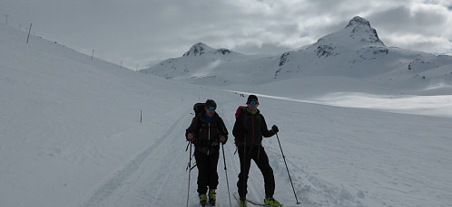 Johannes og Anders på turen inn til Leirvassbu med Stehø og Stetind bak