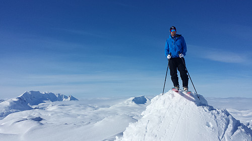 Hans Thorvald på toppen av Sørvestre Smørstabbtinden.