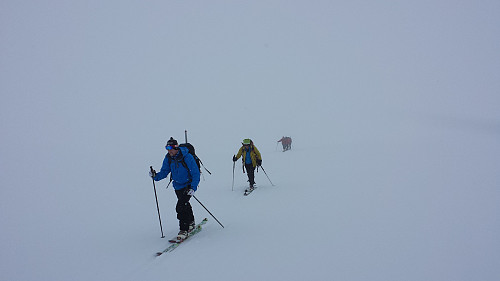 Tåka ble tykkere på turen oppover Leirbreen.