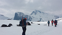 Vinterlig stemning i fjellet. I midten ligger dagens turmål Mjølkedalstind, med Olavsbunuten ned til venstre. 