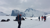 Vinterlig stemning i fjellet. I midten ligger dagens turmål Mjølkedalstind, med Olavsbunuten ned til venstre.