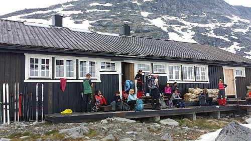 Vel framme ved den øvre hytta på Olavsbu og en god lang pause før resten av turen mot Mjølkedalstind.