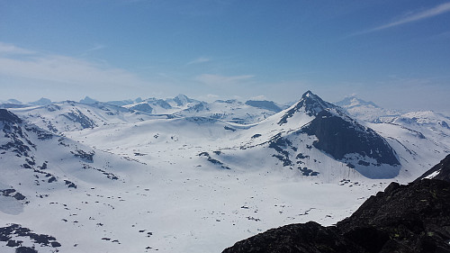 Hjelledalstind, Falketind, Stølsnostind, Langskavltind, Uranostind, Mjølkedalspiggen, Sagi, Mjølkedalstind, Olavsbunuten og Hurrungene i bakgrunn.