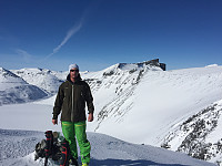 På toppen av Midtre Bukkeholstinden med Bukkehøe bak.