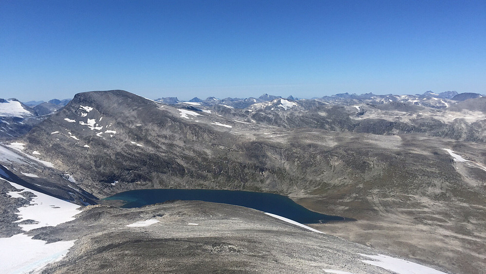 Høyest i Tafjordfjella Pyttegga 1999moh med flott tinderekke bak. Blant annet Trolltindane litt til høyre for midten i bildet og Venjetind til høyre i bildet.